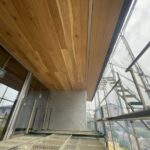 現場確認に行きました こんにちは！イノセンス建築設計事務所の田中です。 暑くなってまいりましたが、今日は素敵な「軒天」のご紹介です。 家を作るとき、あまり重視しないかもしれませんが、意外と「軒天」は重要です。 軒が短いと、雨風や日差しが直接入り込みますし、軒下でくつろぐこともできません。 イノセンス建築設計事務所では、軒にもこだわっております。 本日ご紹介するのは、「挽き板張り（ひきいたばり）」の軒天です。 「挽き板」は、天然の木を薄く挽いて切り出した板のことで、「挽板張り」は挽き板に、合板などの基材を張り合わせて作ります。 「挽板張り」では、無垢材のような自然の木目の風合いや質感を愉しんでいただけます。 暑くなるこの季節、木目の美しい軒下で、涼みながらビールなんて素敵ですね。